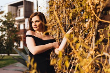 açık havada bahçe güneşin poz kadın