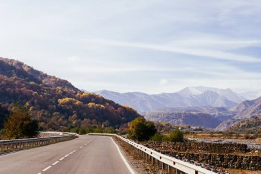 yol Dağlarının yamaçları dibinde
