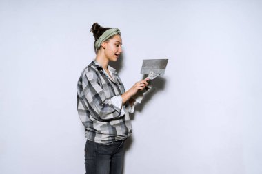 duvarlar bir spatula ile tesviye onarım yapıyor kız