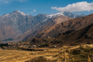 Mavi gökyüzü altında beyaz kar ile kaplı dağları