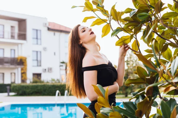 Mulher anda em torno de seu jardim, gosta de relaxamento — Fotografia de Stock