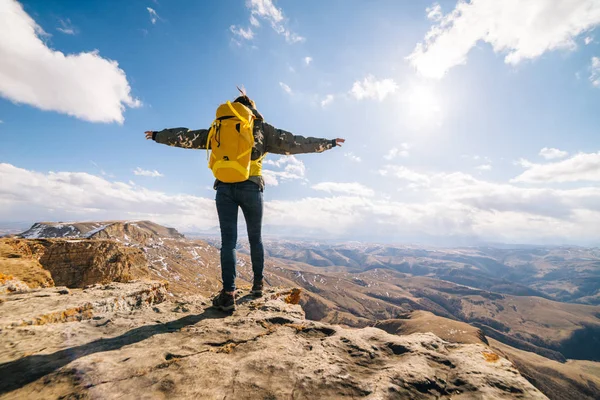 Menina viaja com uma mochila, gosta da montanha — Fotografia de Stock