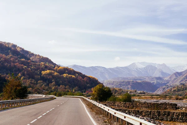 Road at the foot of the mountains, the slopes — Stock Photo, Image