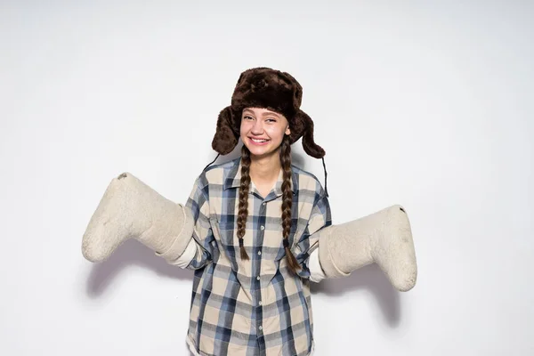 Russisches Mädchen mit warmem Hut wartet im Winter — Stockfoto