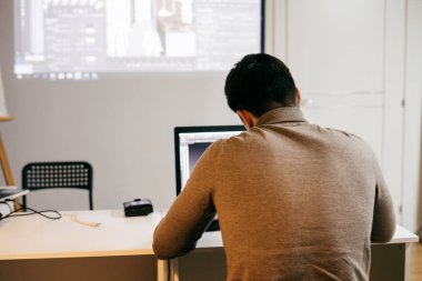 bir dizüstü bilgisayarda çalışan bir kazaklı adam serbest meslek