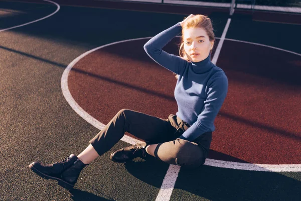 Girl blonde posing in the sun, on a sports field — Stock Photo, Image