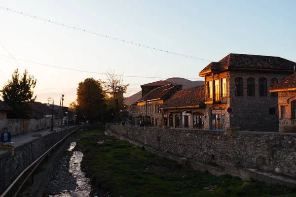 Maisons en arrière-plan d'un coucher de soleil magique — Photo