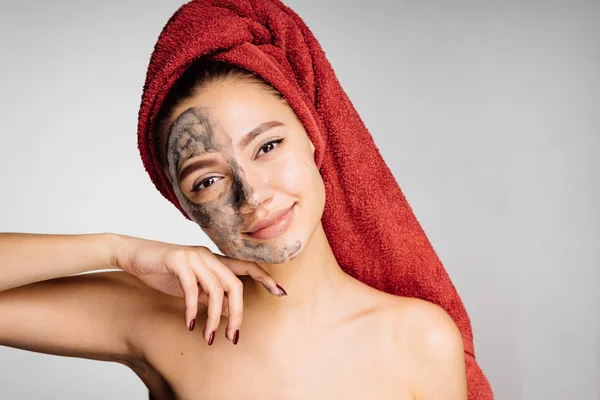 Gadis diterapkan masker tanah liat berguna untuk setengah wajah — Stok Foto
