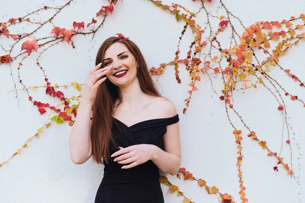 Chica con el pelo largo de pie junto a la pared, descansando — Foto de Stock