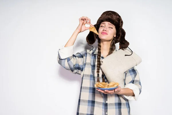 Russisch meisje viert Maslenitsa, eet pannenkoeken — Stockfoto