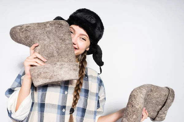 Chica rusa en sombrero preparado para un invierno frío — Foto de Stock