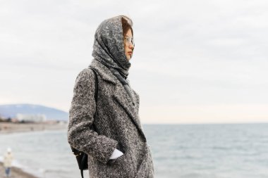 Kız deniz kenarında yürüyor, doğa sahiptir 