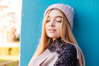 bahçesine doğru yürüyüş gülümseyen kız