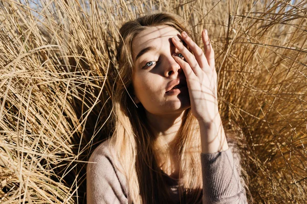 太陽屋外でポーズをとる女の子ブロンド モデル — ストック写真
