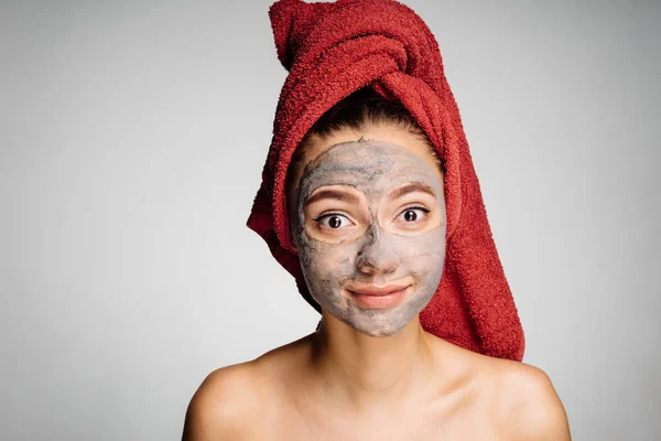 Girl has put a useful mask on her face, day spa — Stock Photo, Image