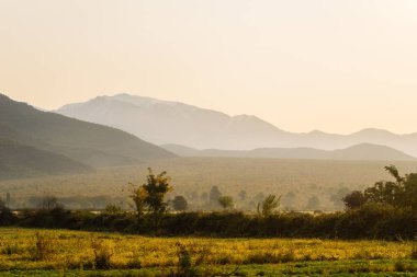 Görkemli dağlar ve tepeler, sonsuz yeşil alanlar