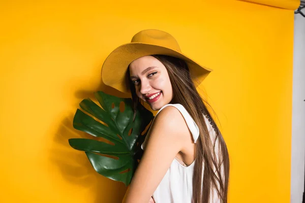 Girl model in big hat smiling and posing — Stock Photo, Image