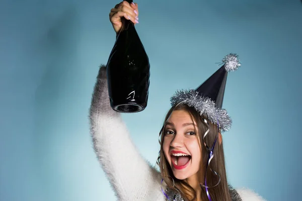 Flicka firar det nya året, drack champagne — Stockfoto