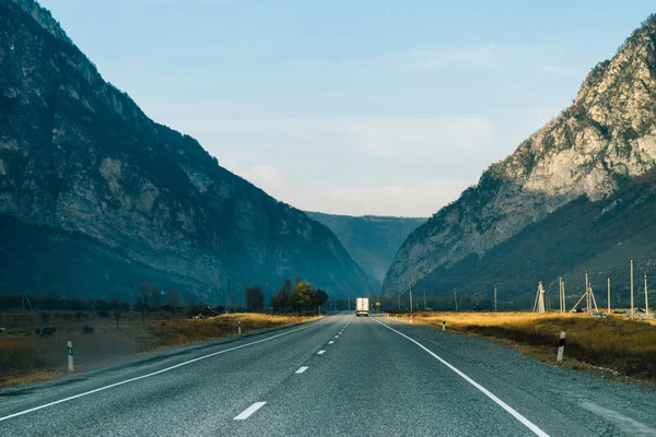Road at the foot of the high mountains,nature — Stock Photo, Image