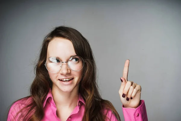 Женщина в очках подняла палец вверх, идея — стоковое фото