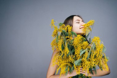 Bahar ve koku zevk sarı Mimoza, büyük bir buket tutan mutlu genç kız