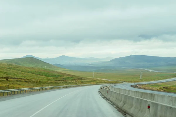 Fascinating nature and landscape, green mountain slopes and the road — Stock Photo, Image