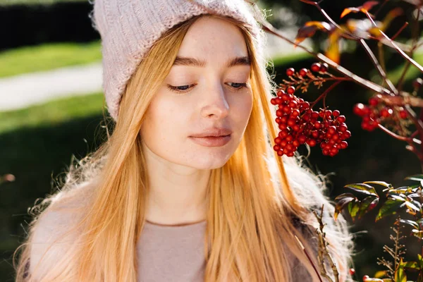 Bella ragazza bionda in cappello passeggiando in giardino, godendo di piante e natura — Foto Stock