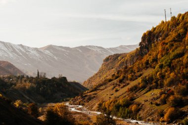 Sihirli büyüleyici doğa, görkemli dağlar ve tepeler ile yeşilliklerle kaplı