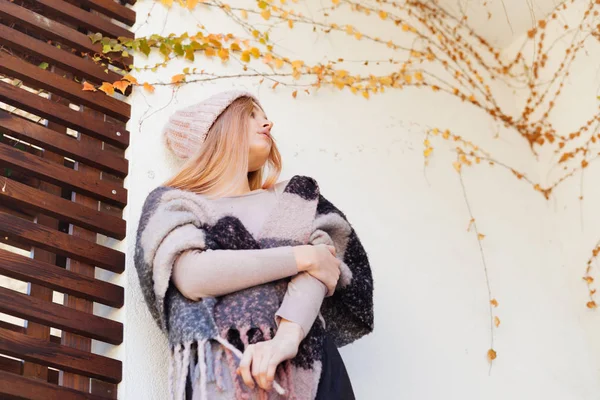 Jeune fille blonde en chapeau et écharpe chaude profitant du temps de printemps en plein air — Photo