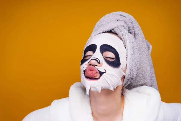 Rolig tjej med handduk på hennes huvud, ansiktsmask med animaliskt ansikte — Stockfoto