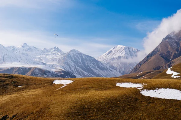 Magické okouzlující příroda, vysoké hory pokryté bílým sněhem pod modrou oblohou — Stock fotografie