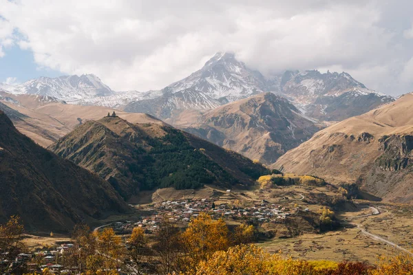 Yüksek görkemli Dağları ve ağaçları, doğanın büyüleyici magic — Stok fotoğraf