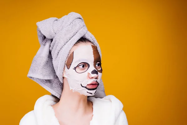 Mladá dívka s ručníkem na její hlavy, maska s tváří pes — Stock fotografie