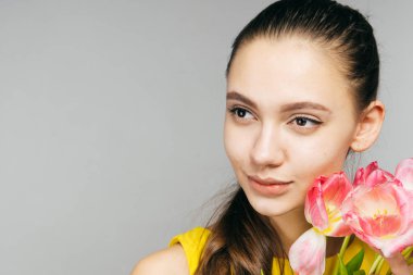 büyük bir buket çiçek, Bahar günü tutan çekici genç kadın