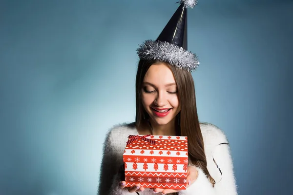 Gelukkig meisje ontving een gift voor een nieuwe voet van collega's, op haar hoofd een feestelijke cap — Stockfoto