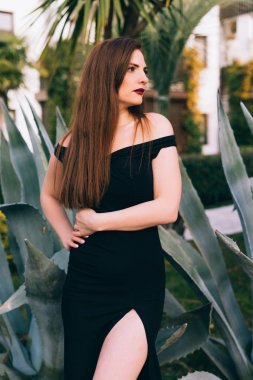 poz, bahçesine doğru yürüyen kız