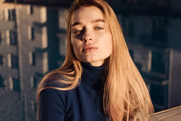 Krásná mladá blondýna model dívka pózuje na slunci ve venkovním prostoru — Stock fotografie