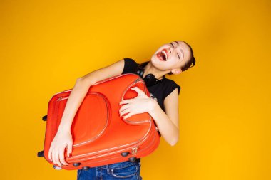 bir büyük ağır kırmızı bavul seyahat tutan tatilde, giden mutlu genç kız