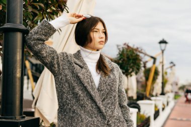 açık havada, sokak stil yürüyüş gri paltolu güzel esmer kız