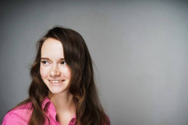 içinde bir pembe gömlek gülümseyen güzel bayanı ofis çalışanı