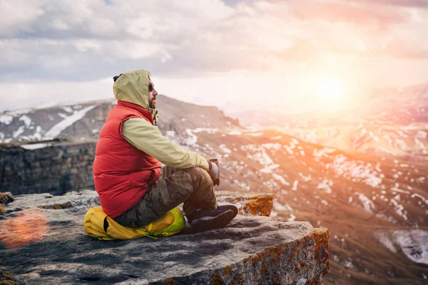 Traveler sits on the edge of a cliff, nature — Stock Photo, Image