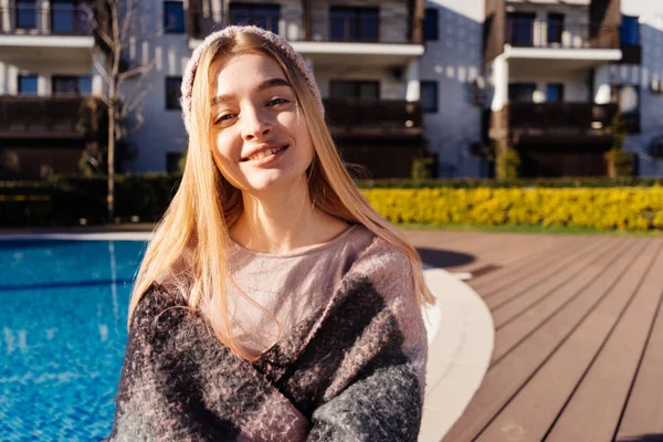 Ragazza godendo il caldo clima primaverile, piscina blu — Foto Stock