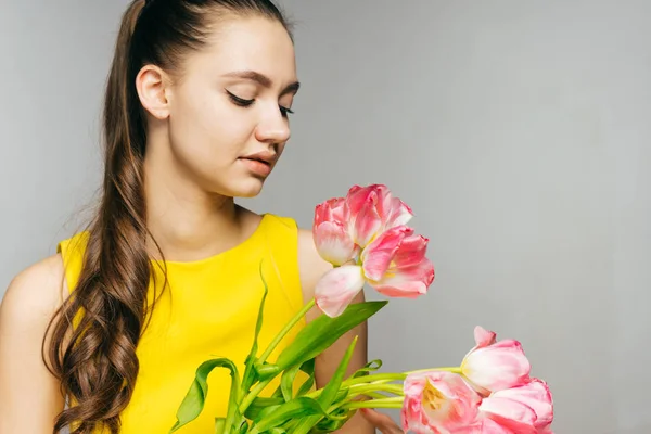 Chica tiene un gran ramo de flores, celebra — Foto de Stock