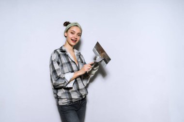 duvarlar bir spatula ile tesviye mutlu genç kız evinde, onarım işi