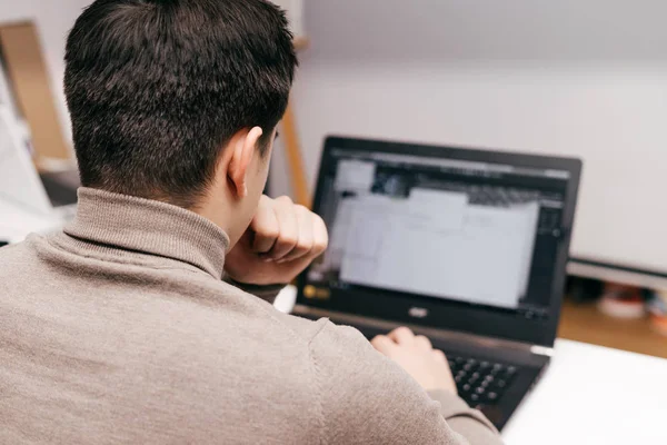 Młody mężczyzna grafik pracy na laptopie w biurze projektu — Zdjęcie stockowe
