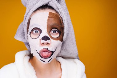 dil, köpek yüzlü yüz maskesi gösteren başında bir havlu ile genç kız