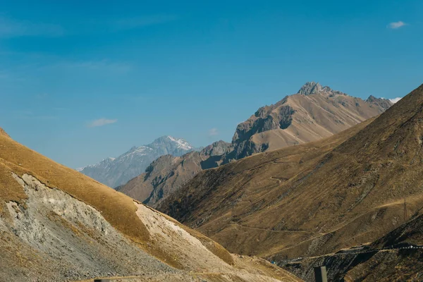 Sihirli büyüleyici doğa ve manzara, mavi gökyüzünün altında görkemli dağlar — Stok fotoğraf
