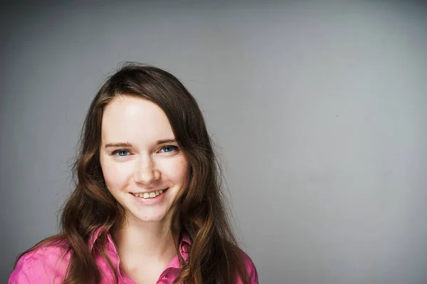 Pracownik biurowy szczęśliwy młoda dziewczyna w różowej koszuli uśmiecha — Zdjęcie stockowe