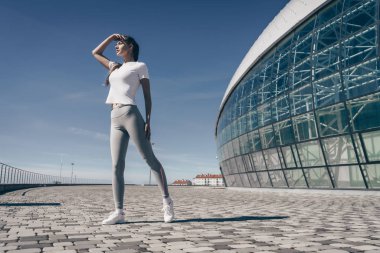 aktif spor kız parkta esinlenerek açık spor yapıyor