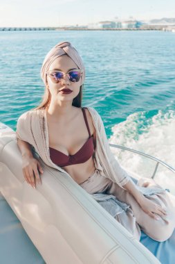 güzel şık genç kadın zengin bir hayat sahiptir, bir resort yatta üzerinde yüzüyor